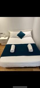 直布罗陀Hidden Gem at Luxurious Ocean Village的一张带两个枕头的大白色床