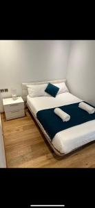 直布罗陀Hidden Gem at Luxurious Ocean Village的卧室内的一张带两个枕头的床