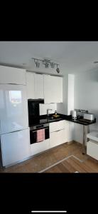 直布罗陀Hidden Gem at Luxurious Ocean Village的白色的厨房设有水槽和炉灶。