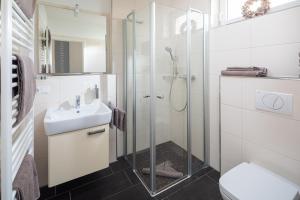 诺德奈Sonnendeck 14的带淋浴、盥洗盆和卫生间的浴室
