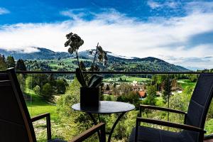 上施陶芬Alpenloft Ausblick的美景阳台的花桌