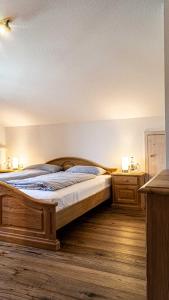 上施陶芬Seelenruhe的一间卧室配有木床和2个床头柜