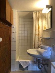 上施陶芬FEWO Bücheler的白色的浴室设有水槽和淋浴。
