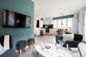 海利根港Willem und Konsorten - Ankerbucht的客厅配有沙发和桌子