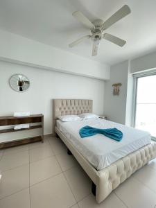通苏帕Resort Playa Azul 3 Dormitorios的一间卧室配有一张带吊扇的床