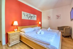巴德加斯坦Apartment Dunn - by Alpen Apartments的一间卧室配有一张红色墙壁的床