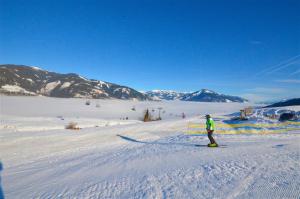 卡普伦Ski-in Ski-out Chalet Maiskogel 13B - by Alpen Apartments的一个人在雪覆盖的斜坡上滑雪