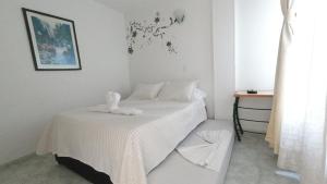梅尔加Hotel Miami en Melgar的一间卧室配有一张带天鹅的床