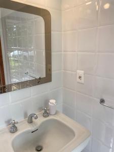 梅塞德斯Doña Hilda的白色的浴室设有水槽和镜子