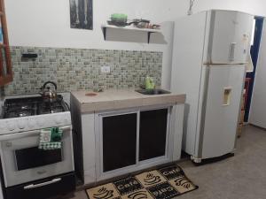 伊瓜苏港Departamento Florida的小厨房配有炉灶和冰箱