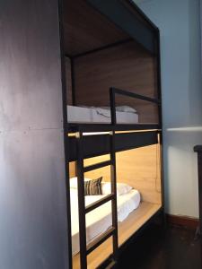 圣希尔Casona Don Juan Hostel的双层床间 - 带两张双层床