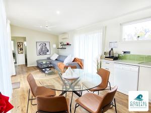 卡尔斯Woodland Retreat - Phillip Island - Ramada Resort的厨房以及带玻璃桌的起居室。