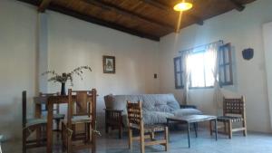 梅赛德斯Angiru的客厅配有沙发、椅子和桌子