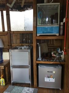 道伊斯Kubo A M&K's Guesthouse的厨房配有水槽和冰箱