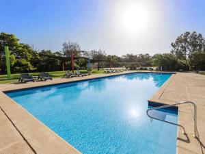 卡尔斯Woodland Retreat - Phillip Island - Ramada Resort的公园里一个带椅子的大型蓝色游泳池