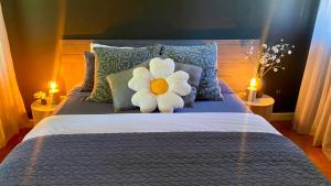 卡尔斯Phillip Island Nature Resort Villas的床上有白色的花