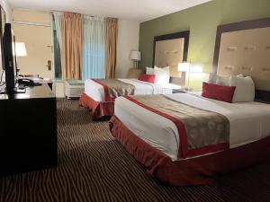 科尔尼Kearney Inn and Convention Center的酒店客房设有两张床和电视。
