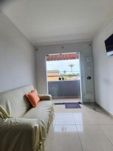 塞古罗港Prédio do Gaguinho的带沙发和大窗户的客厅