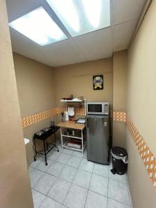 圣萨尔瓦多Apto. mejor zona de San Salvador的厨房配有冰箱、桌子和天窗。