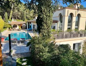 阿格德角VILLA NATURISTE JO&SPA ANNA'BELLA Luxury Suites "naturist couples only"的别墅前设有游泳池