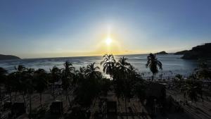 圣玛尔塔Vista increíble Chirama Rodadero的享有棕榈树海滩和大海的景色