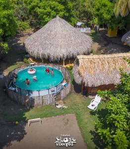 圣贝尔纳多德尔比恩托Cabañas Los Venaos的享有带草屋的游泳池的空中景致