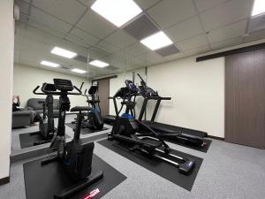 台南台南圣旺商旅的一间健身房,里面配有几台跑步机