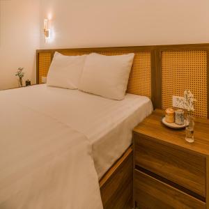Ðông Tác (1)De V’Charm Hotel的卧室配有白色床和木柜