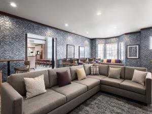 米德瓦尔米德韦尔驻桥套房酒店的带沙发的客厅和用餐室