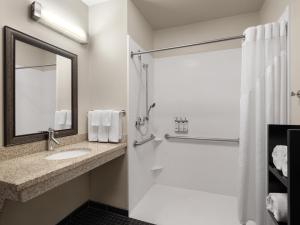 米德瓦尔米德韦尔驻桥套房酒店的浴室配有盥洗盆和带镜子的淋浴