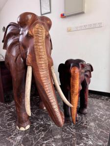 波隆纳鲁沃Hotel Sanhida Polonnaruwa的两座大象的雕像彼此相邻