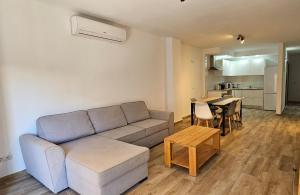 马略卡岛帕尔马Can Pere Antoni Apartamentos的客厅配有沙发和桌子