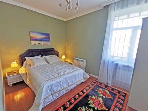 盖贝莱Bereket villa and aparts的一间卧室配有一张床和一个吊灯