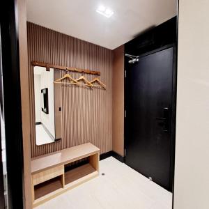 雪邦Urban Inn, Salak Tinggi的浴室设有镜子和黑色的门