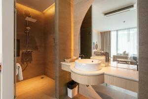 Ban Tha MaprangTimberton Resort Khaoyai的一间带水槽和镜子的浴室