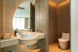 Ban Tha MaprangTimberton Resort Khaoyai的一间带水槽和卫生间的浴室