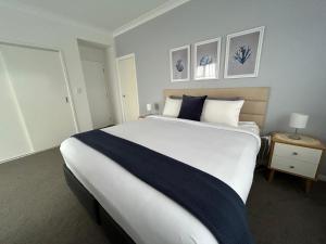 黄金海岸Mermaid - Magic king unit的卧室配有一张大白色的蓝色床单