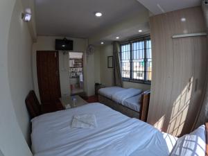 加德满都Hotel Global Village的小房间设有床和窗户