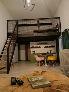 Agroturystyka "Apartament na wsi" Bory Tucholskie的客厅设有楼梯和桌椅