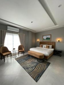 伊斯兰堡Villa Vista的一间卧室配有床、两把椅子和地毯