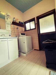 yadori TEN 宿り　甸的厨房配有白色冰箱和窗户。