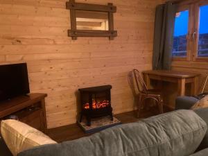 Captivating 1-Bed Lodge in Chesterfield的休息区