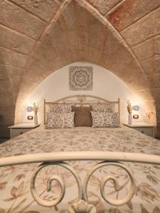 法萨诺Stella House的一间卧室设有一张大床和拱形天花板
