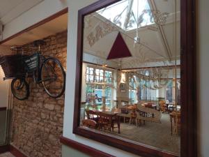 彼得伯勒Orton Hall Hotel & Spa的墙上有一辆自行车的用餐室
