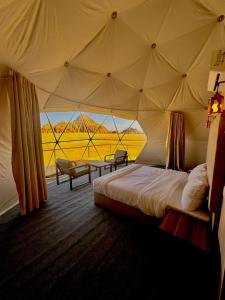 瓦迪拉姆Montana Camp wadi rum的美景帐篷内一间卧室(带一张床)