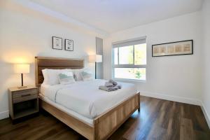 洛杉矶Los Angeles Premium 2BR&2BT Suites with Free Parking的白色的卧室设有一张大床和一个窗户