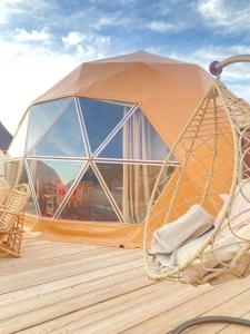 瓦迪拉姆Montana Camp wadi rum的甲板上的圆顶帐篷 - 带椅子