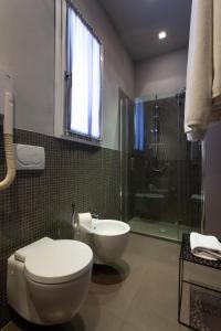 切塞纳蒂科CasaDodici Boutique Hotel的一间带卫生间和淋浴的浴室