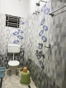 阿加尔塔拉Veda Homestay的浴室配有淋浴和卫生间。
