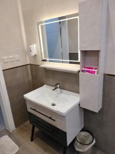 塔伊夫فلل الكناري الراقية的浴室设有白色水槽和镜子